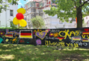 ooperationsprojekt "Erlebnis-Projekt – Europa ohne Mauern" Viele bunte Graffiti auf einer schwarzen Plane.