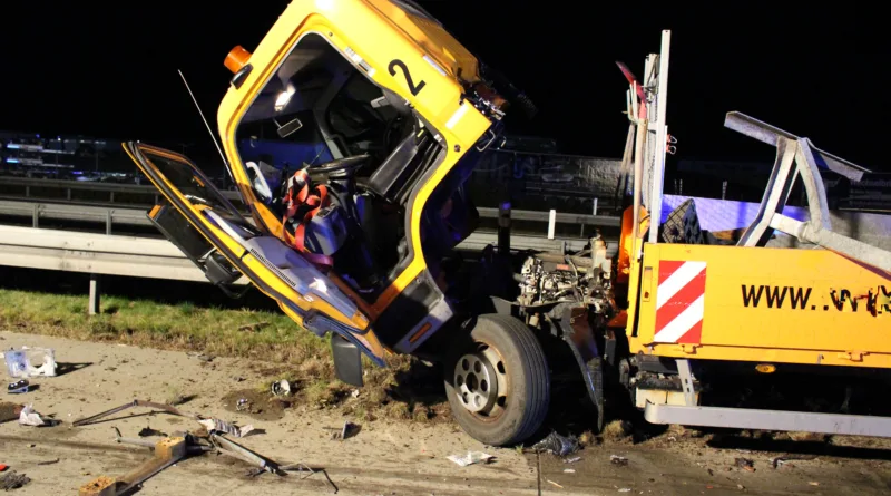 API-TH: Sattelzug fährt frontal auf Schilderwagen auf