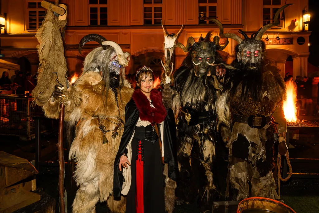 Nikolaus und Thüringer Bergteufel besuchen den Gothaer Weihnachtsmarkt