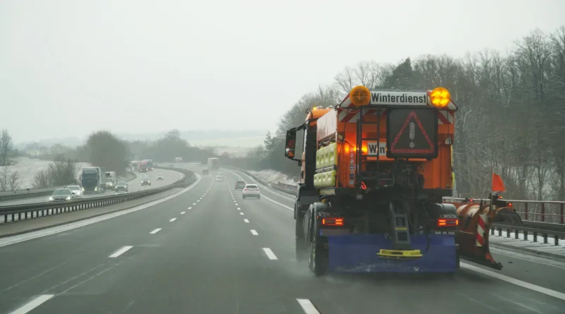 Sicher auf der Autobahn, wenn der Winterdienst unterwegs ist