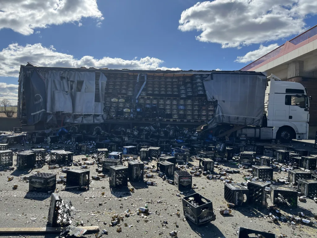 Unfall auf der A4 bei Gotha – Glasflaschen-Ladung verteilt sich über Fahrbahn