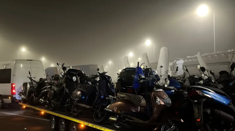 A38 bei Nordhausen: Polizei stoppt überladenes Fahrzeuggespann mit 25 Kleinkrafträdern