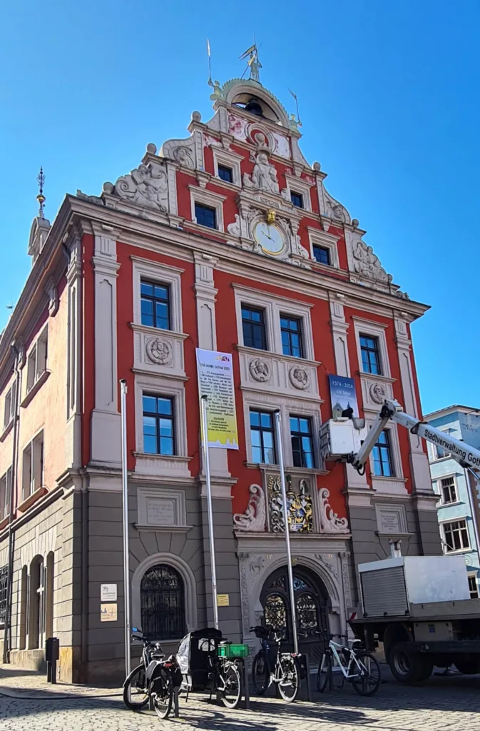 Gotha: Fahnen am Historischen Rathaus präsentieren Geschichte und Zukunft der Stadt