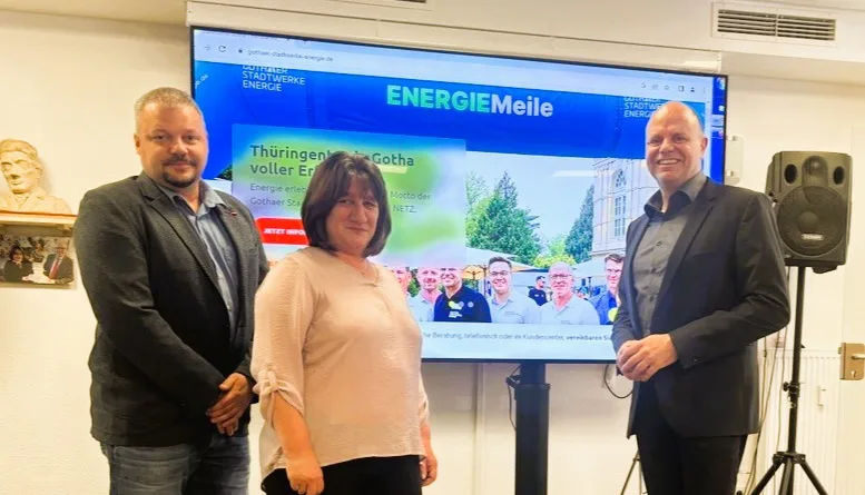 Stadtwerke Gotha spenden Großbildschirm an AWO – Technik für den guten Zweck