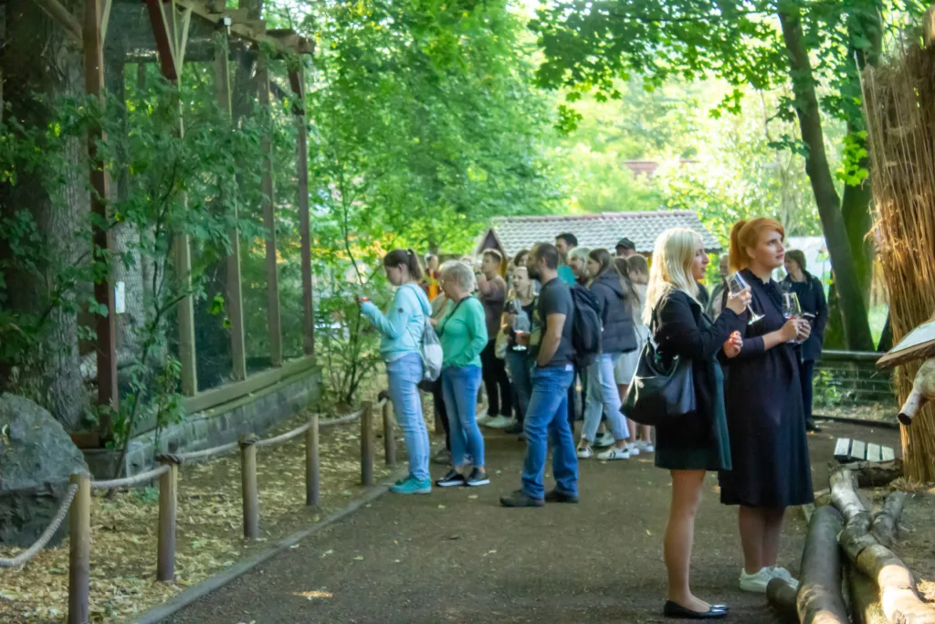 Wein, Wildtiere und Wissensdurst – Abendlicher Streifzug durch den Tierpark Gotha
