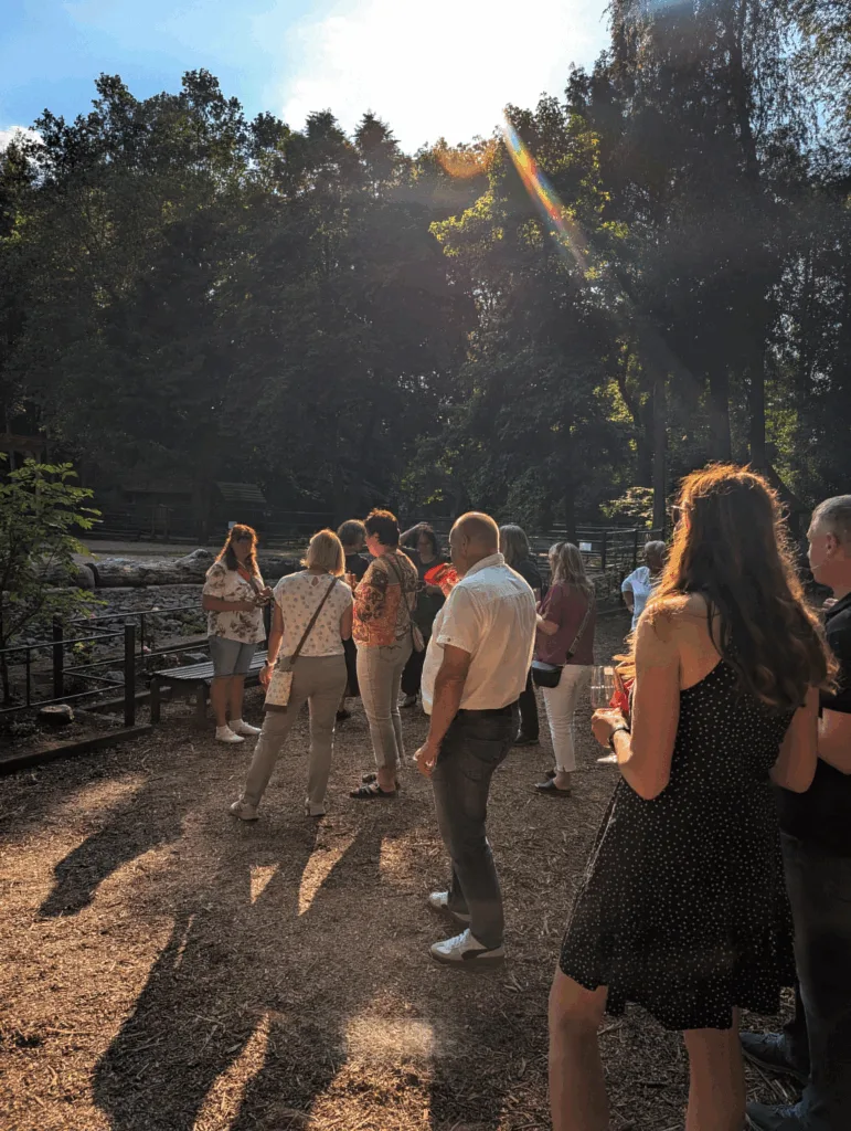 Gin-Genuss unter freiem Himmel: Exklusive Verkostung im Tierpark Gotha bei Sonnenuntergang