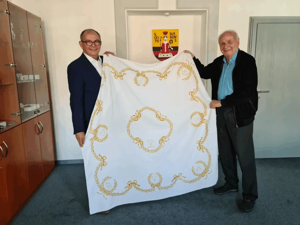 Mit Goldfäden bestickte Damast-Tischdecke voll Historie