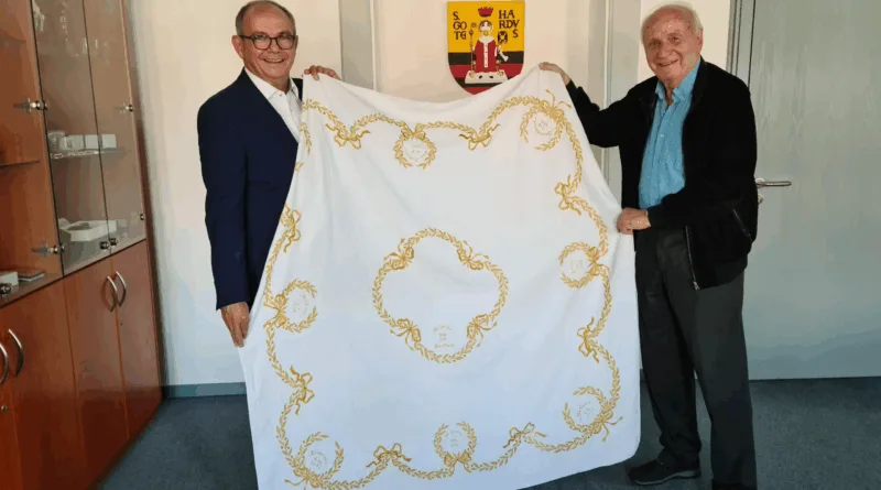 Mit Goldfäden bestickte Damast-Tischdecke voll Historie