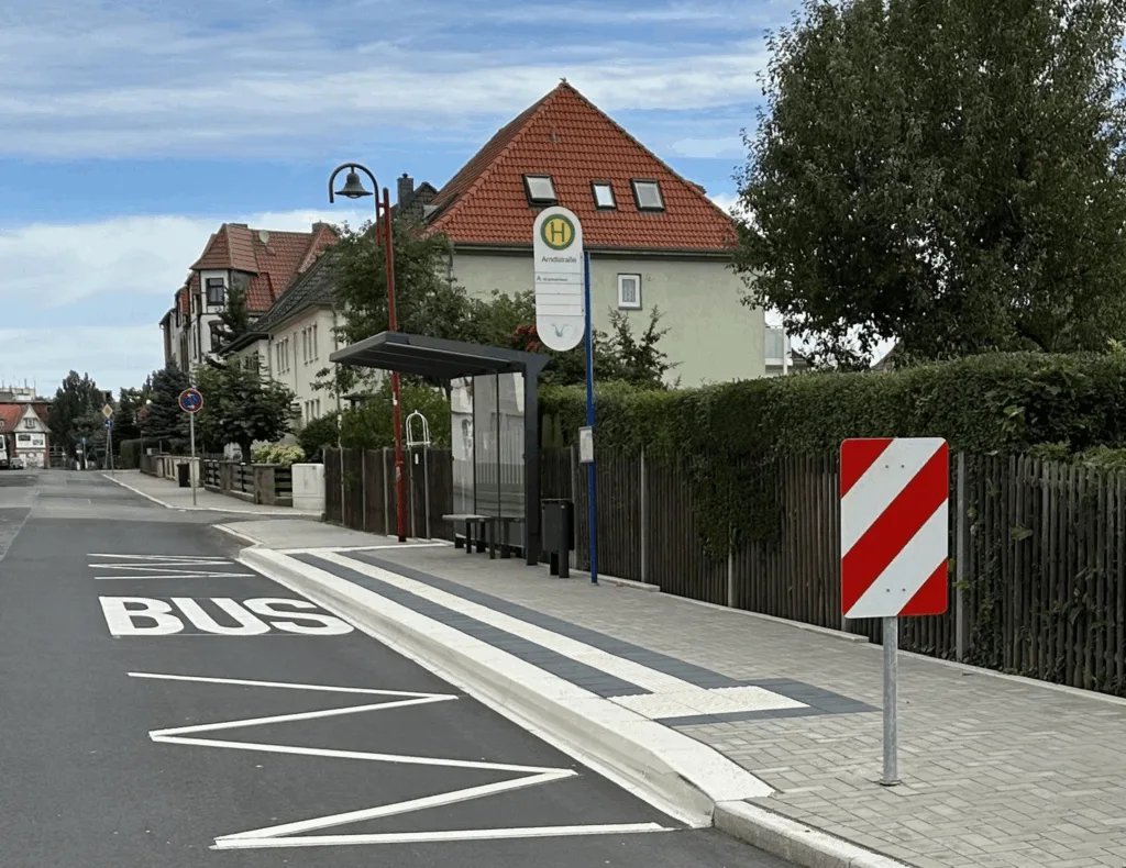 Barrierefreier Ausbau der Bushaltestellen in der Arndtstraße fertiggestellt