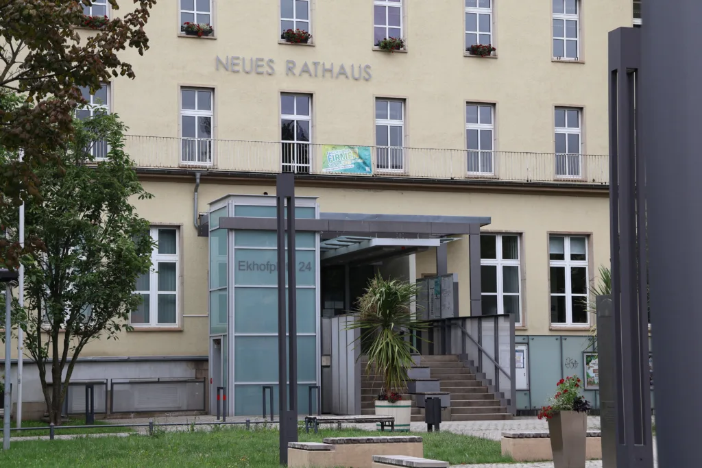 Erweiterung der Rosenpflanzung vor dem Neuen Rathaus