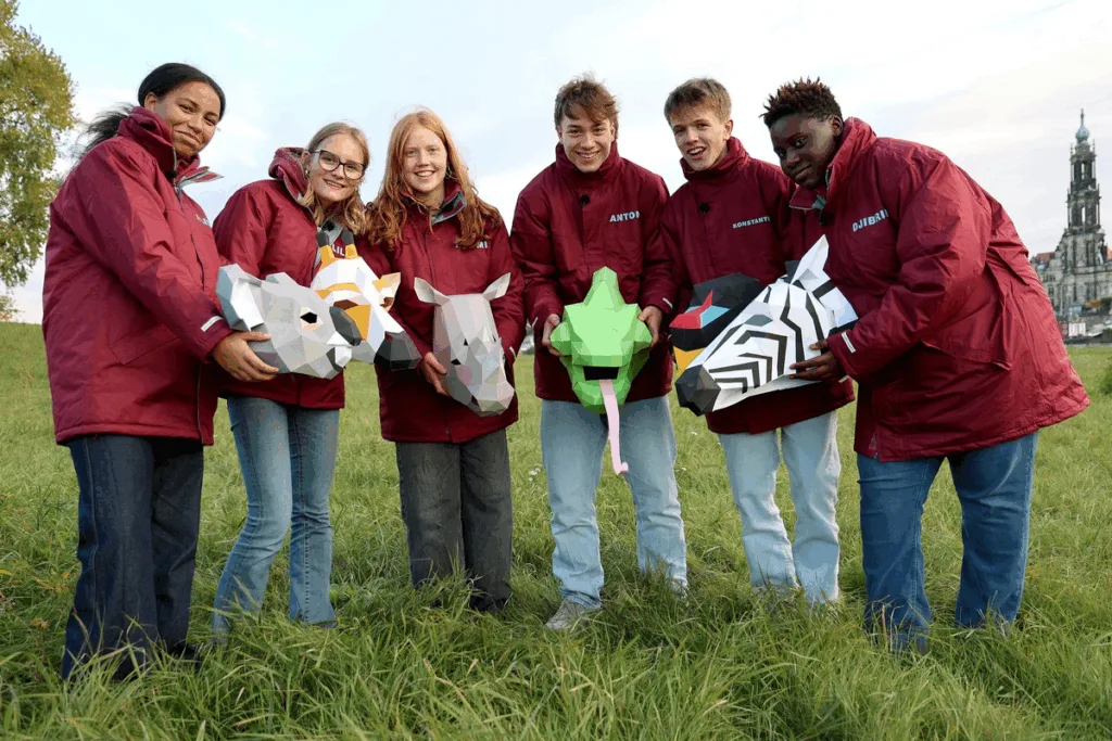 Schulbank gegen Schubkarre: Drehstart der vierten Staffel „Elefant, Tiger & Kids: Zoo-Praktikum Backstage“