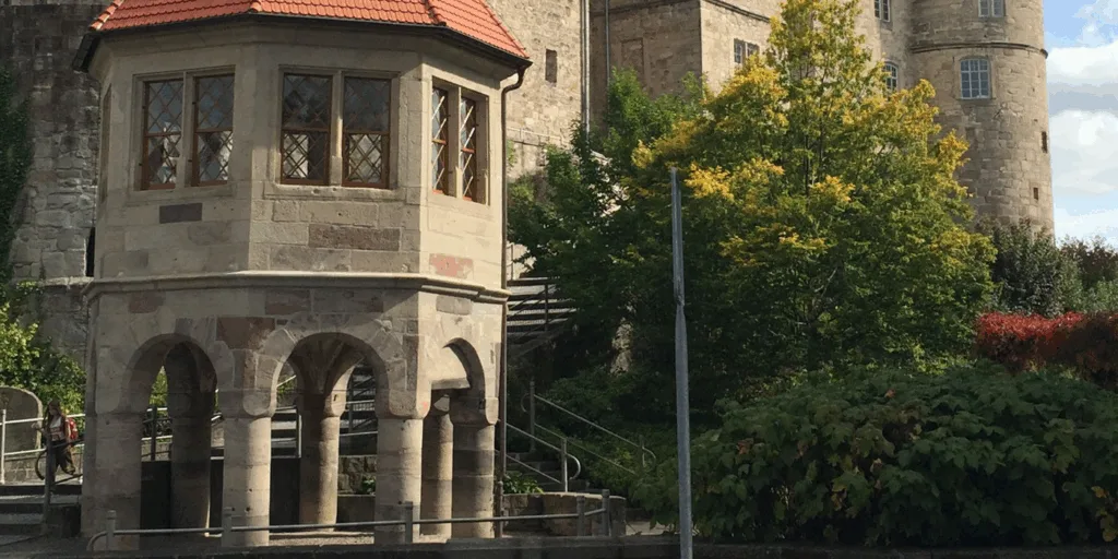 Die Freiflächen um das Brunnenhaus auf Schloss Bertholdsburg in Schleusingen
