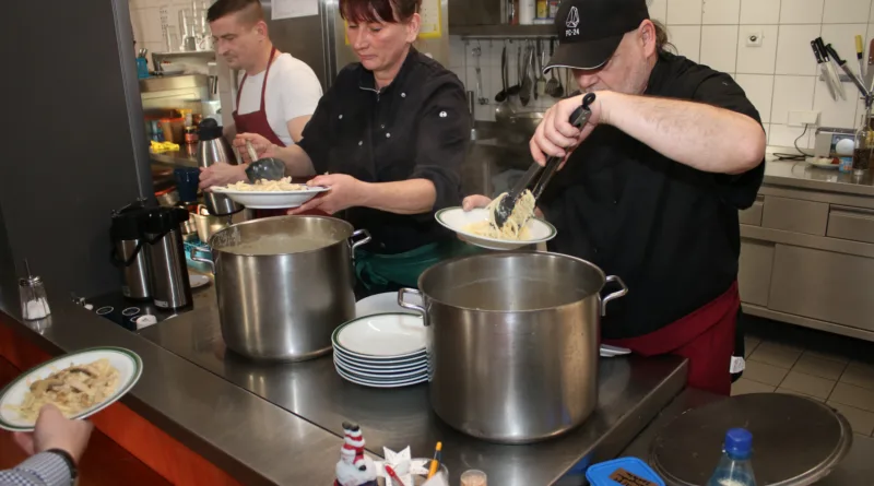 Vorstand gibt Essen für bedürftige Menschen aus Vorstand gibt Essen für bedürftige Menschen aus