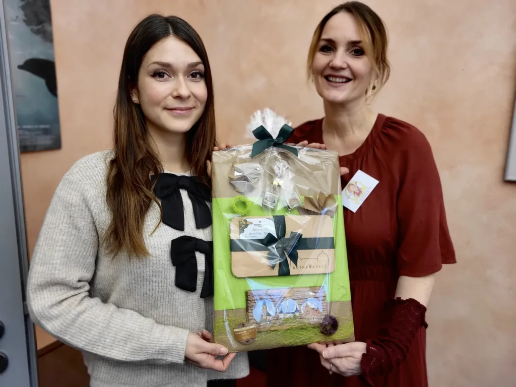 Stadtschreiberin mit Jahreskarte für den Gothaer Tierpark begrüßt