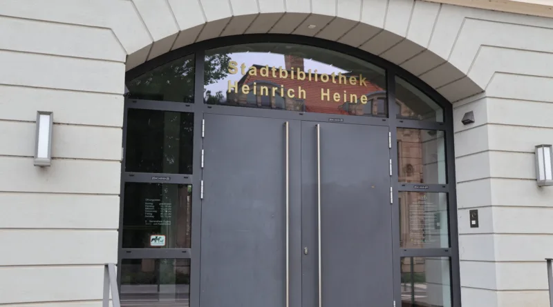 Gotha: Stadtschreiberin gestaltet Vitrine in der Stadtbibliothek
