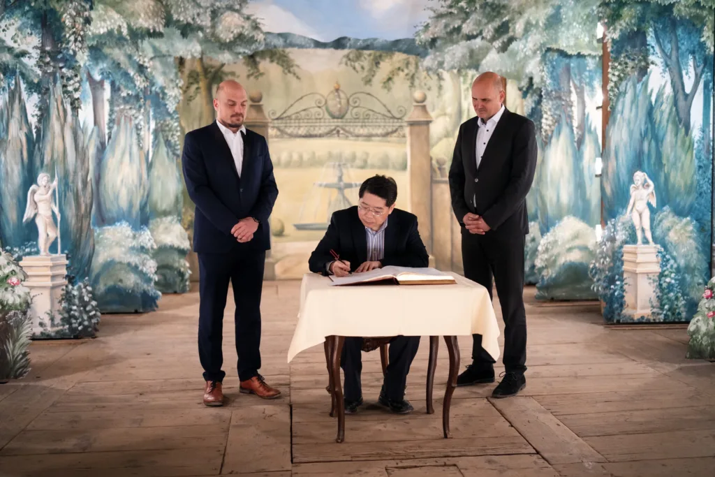 Der chinesische Botschafter Deng Hongbo besucht den Friedenstein