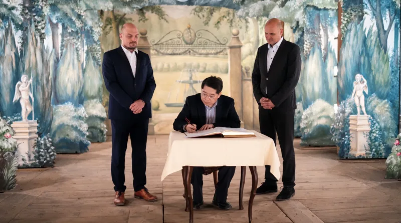 Der chinesische Botschafter Deng Hongbo besucht den Friedenstein