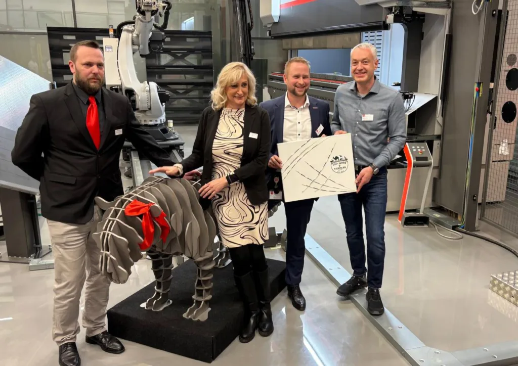 Stahl trifft Verantwortung: Bystronic übergibt Tiger-Skulptur