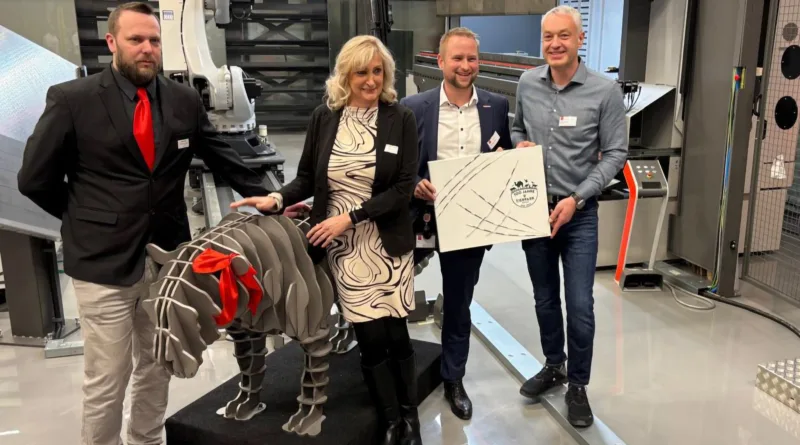 Stahl trifft Verantwortung: Bystronic übergibt Tiger-Skulptur