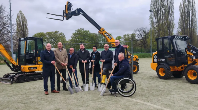 Gotha: Startschuss für Sanierung des Kunstrasenplatzes im Volkspark-Stadion