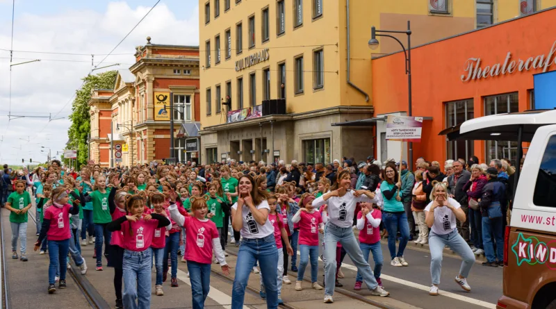 Von Fanfaren bis Piratenschiff – Vielfalt auf der Straße