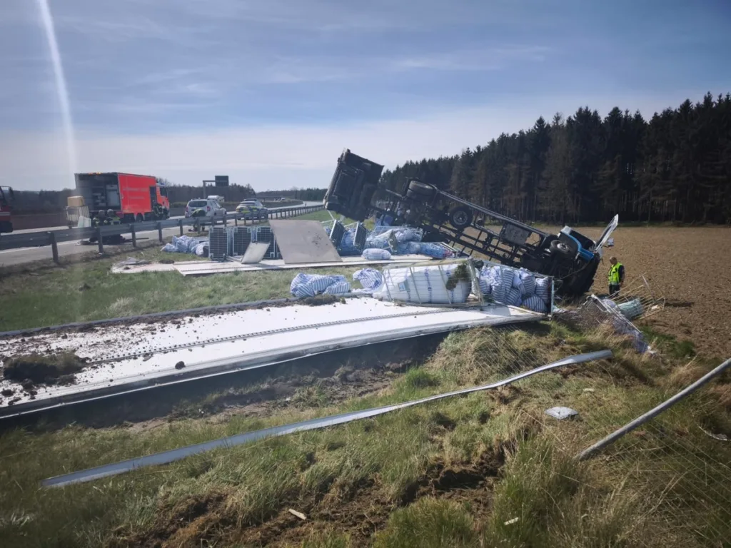 A9 bei Dittersdorf: Lkw kippt um – Fahrer verletzt, 68.000 Euro Schaden