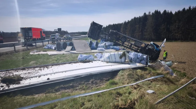 A9 bei Dittersdorf: Lkw kippt um – Fahrer verletzt, 68.000 Euro Schaden