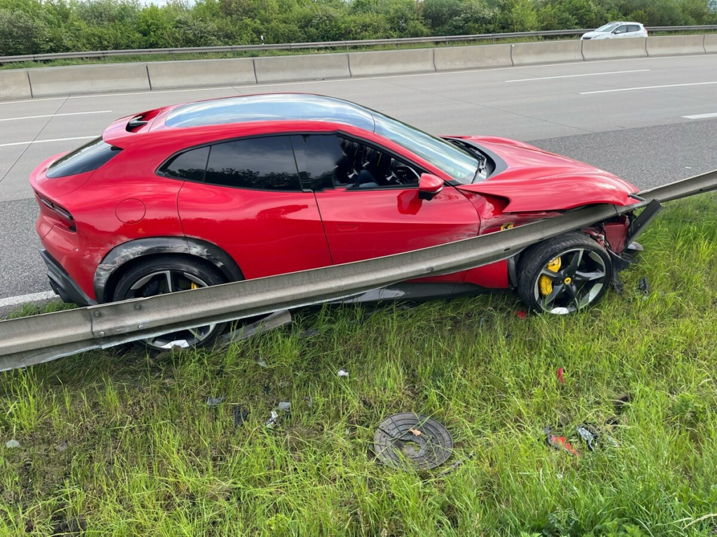 A4 bei Erfurt: Ferrari kracht in Leitplanke