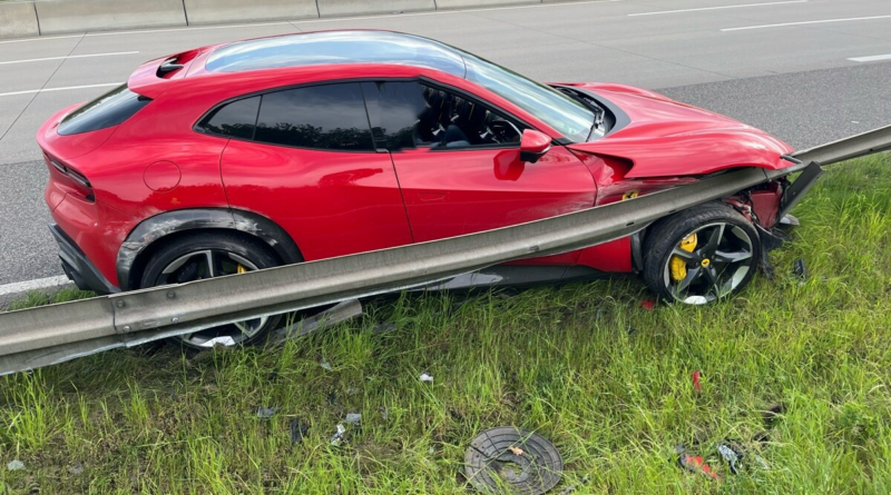 A4 bei Erfurt: Ferrari kracht in Leitplanke