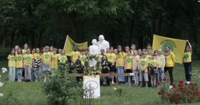 Gotha: Grundschüler gestalten Sommerkrone für den Siebleber Laufbrunnen Gotha: Grundschüler gestalten Sommerkrone