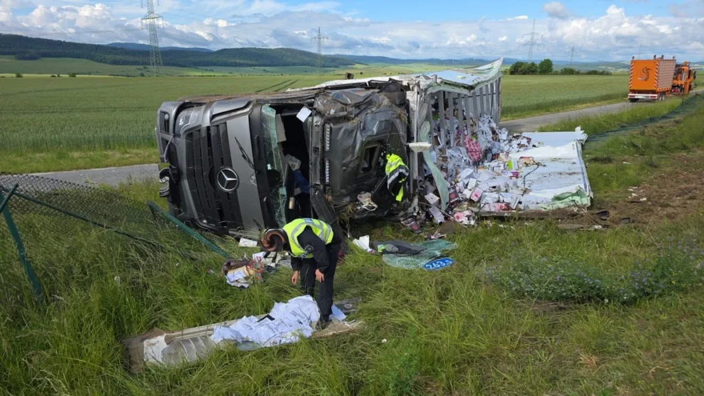 A4 bei Eisenach: Sattelzug mit Wein und Sekt umgekippt