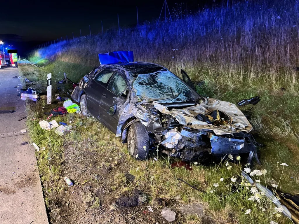 A9 bei Dittersdorf: Peugeot überschlägt sich im Graben