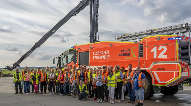 Gotha: Feuerwehrkameraden besuchen Flughafenfeuerwehr Erfurt-Weimar